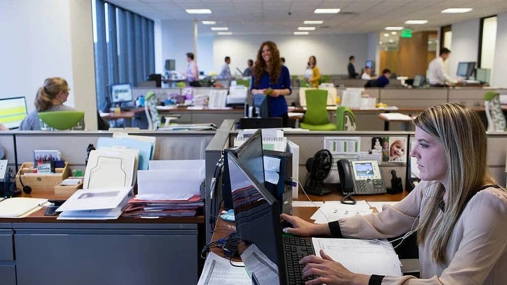 Dùng AI cả ngày mà vẫn kiệt sức: Khi nhân viên văn phòng biến thành "bảo mẫu bot"